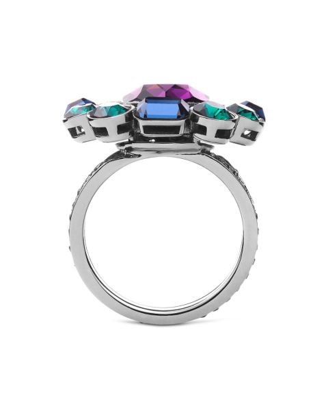 Taşlarla Süslenmiş Şık Yüzük