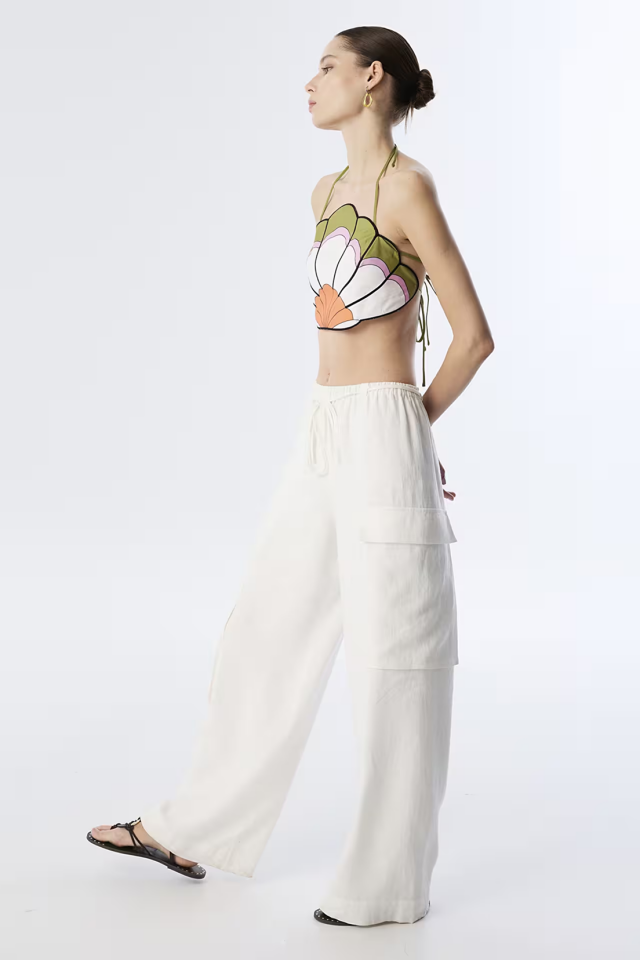 Desenli Halter Yaka Crop Üst ve Beyaz Keten Kargo Pantolon Takımı
