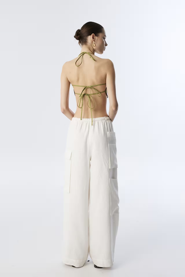 Desenli Halter Yaka Crop Üst ve Beyaz Keten Kargo Pantolon Takımı